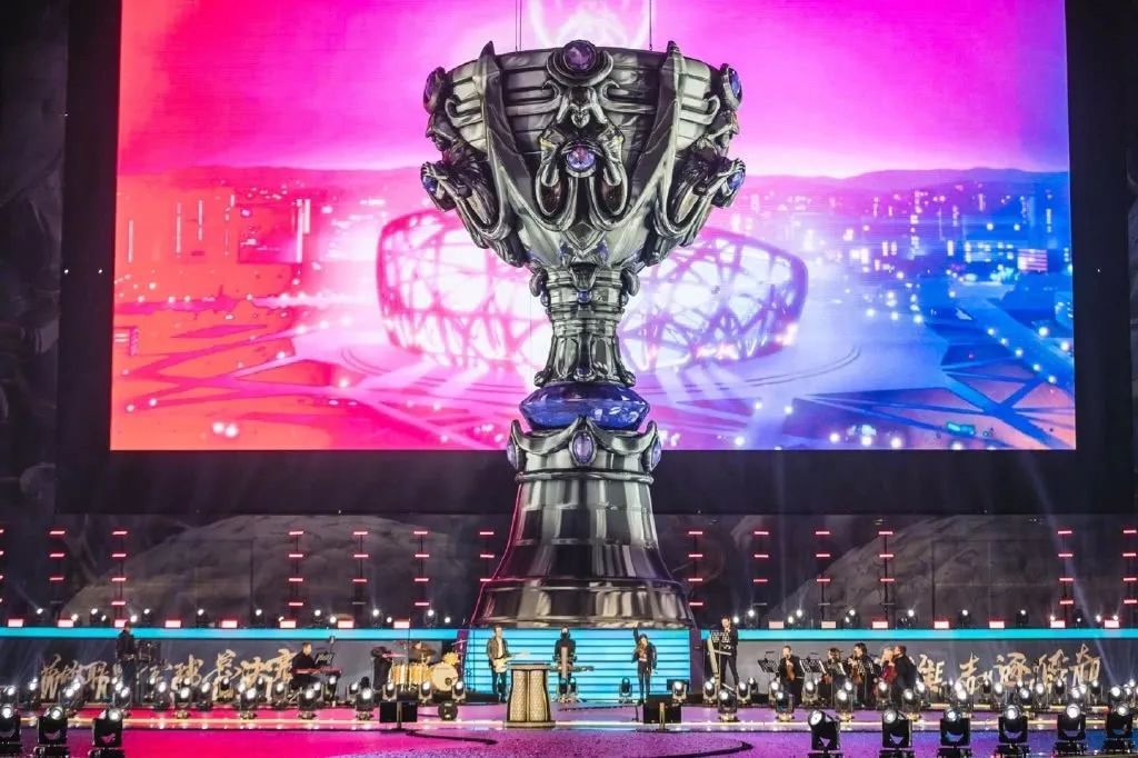 LPL 决赛现场归来画面：银龙杯已经近在咫尺，放手 再试一次
