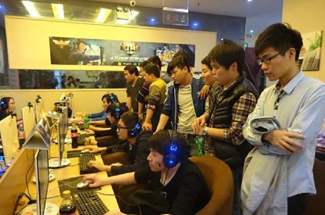 没有人！下路小组 + VicLa 加里奥的各种离谱操作 BNK FEARX 输给了 Dplus KIA 并遭遇三连败